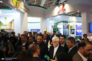 حضور عارف در نمایشگاه دستاوردهای صادراتی ایران