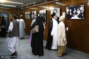 بازدید جمعی از مهمانان خارجی( آموزش پرورش الف تا ) از بیت امام خمینی (س) در جماران