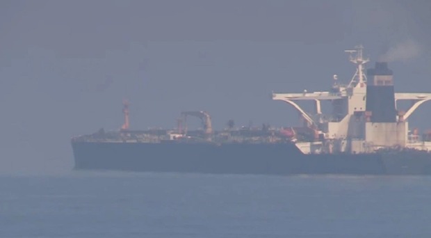 انفجار یک نفتکش در بندر جده عربستان/ این کشتی متعلق به انگلیس است