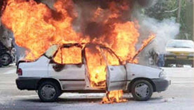 خودرو پراید در مهریز آتش‌ گرفت