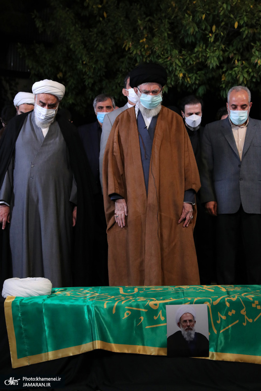 اقامه نماز رهبر معظم انقلاب بر پیکر آیت الله ری شهری