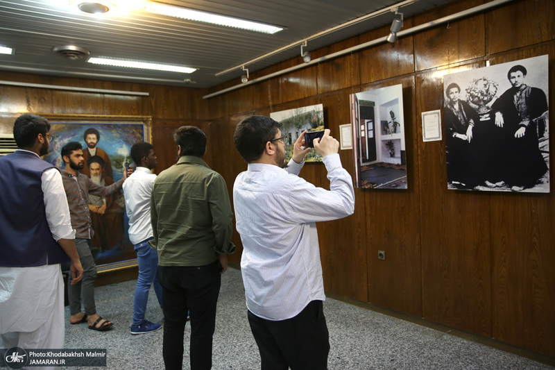 بازدید جمعی از طلاب خارجی جامعه المصطفی (ص) العالمیه از بیت امام خمینی (س) در جماران