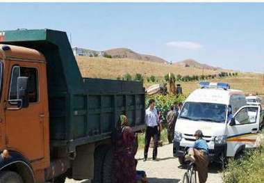 بنز کمپرسی باری در سقز، حادثه ساز شد و جان یک نفر را گرفت