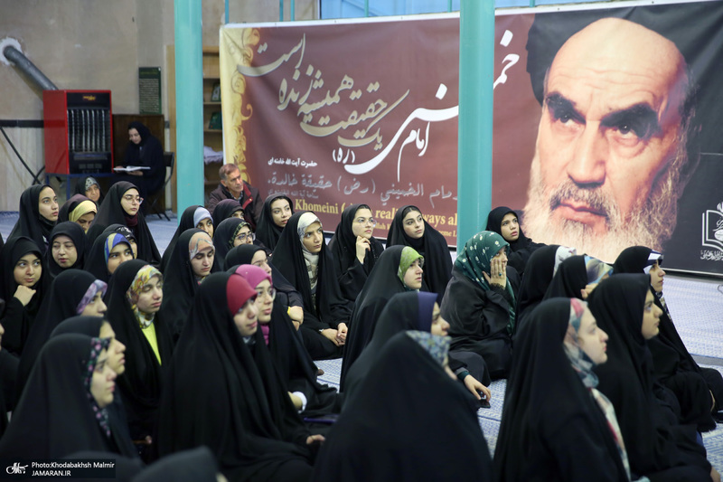 بازدید جمعی از دانش آموزان از بیت امام خمینی (س) در جماران 1