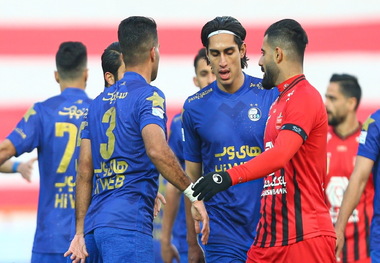 رفتار عجیب سکونشینان پرسپولیس با محمد نادری/ دفاع کریم باقری از بازیکن استقلال