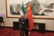 دیدار و گفت و گوی ظریف با وزیر خارجه چین/ تبادل نظر در مورد ابتکارات روسای جمهور ایران و فرانسه