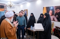 حضور نماینده رهبر انقلاب اسلامی در منزل خانواده‌های فرماندهان شهید حزب‌الله لبنان در بیروت (12)