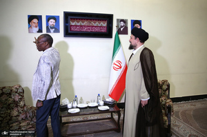 ادای احترام نخست وزیر بورکینافاسو و هیأت همراه نسبت به مقام شامخ بنیان‌گذار جمهوری اسلامی ایران