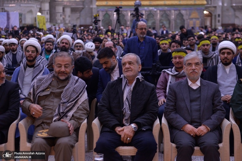 گردهمایی مسئولین بسیج دانشجویی و طلاب بسیجی در حرم امام با سخنرانی رئیس‌جمهور پزشکیان (33)