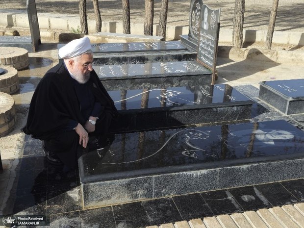حضور حسن روحانی بر سر مزار والدین خود + عکس ها