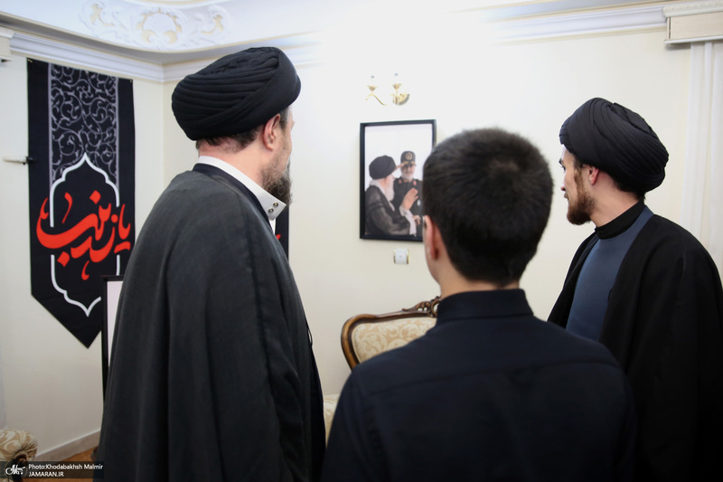 حضور سید حسن خمینی در منزل سردار شهید سلامی با خانواده این شهید والامقام دیدار و گفت‌وگو کرد.