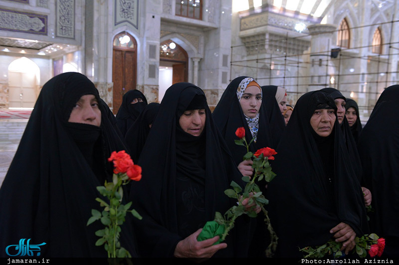 ادای احترام جمعی از خانواده های شهدای مقاومت اسلامی عراق نسبت به حضرت امام(س) 