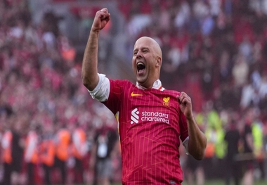 اشلوت: اگر بازیکن نخریم، احمق هستیم!