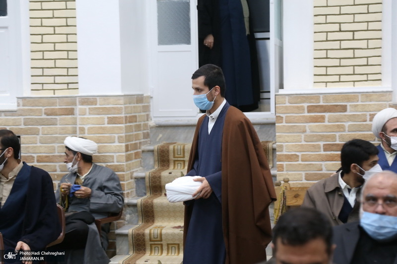 مراسم عمامه گذاری طلاب توسط آیت الله شبیری زنجانی در شب ولادت حضرت زهرا(س)