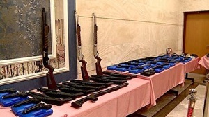 کشف ۱۰۰ قبضه سلاح جنگی و کمری در تبریز! + عکس و فیلم