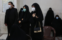 سید محمد خاتمی بر پیکر خواهر امام موسی صدر نماز خواند (2)