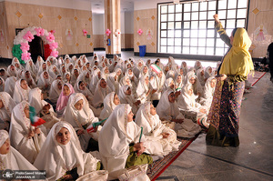 جشن عبادت جمعی از دانش آموزان منطقه 19 شهر تهران در جوار حرم امام خمینی(س)