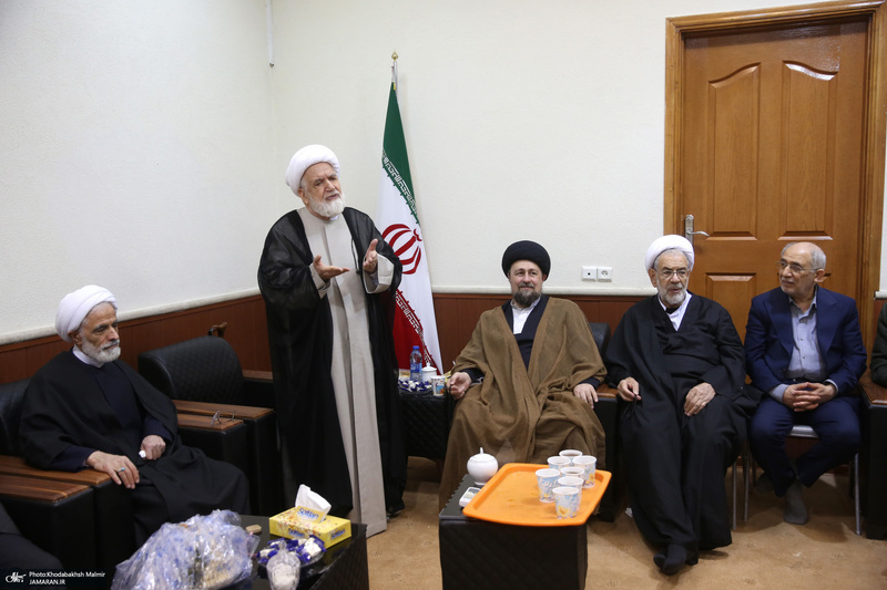 دیدار مهدی کروبی با سید حسن خمینی و جمعی از فعالان سیاسی