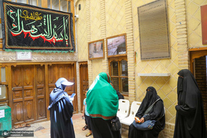 حضور زائران در بیت تاریخی حضرت امام در نجف در روزهای منتهی به اربعین