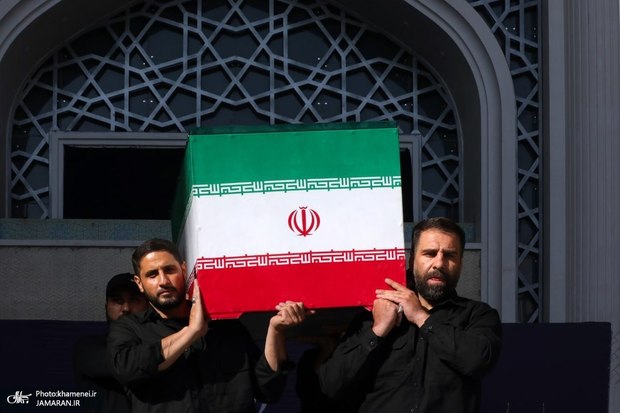 دانلود ویدئوی شعرخوانی محمد رسولی در مراسم وداع با رهبر شهید+ صوت و متن 