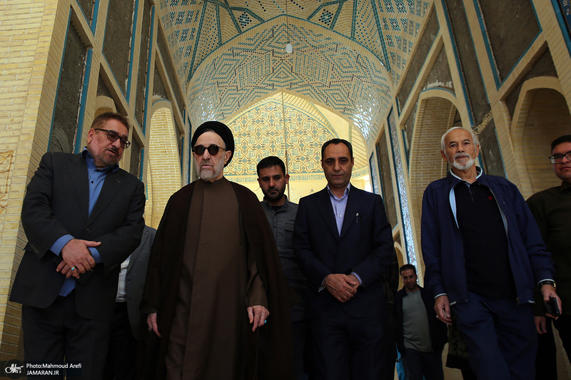حضور سید محمد خاتمی بر مزار آیت الله سید روح الله خاتمی (ره)