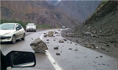 سقوط سنگ در جاده هراز یک زخمی بر جای گذاشت