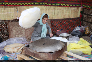 بازدید احمد مسجد جامعی از نمایشگاه «عطر یاس» در حرم مطهر امام خمینی(س)-2