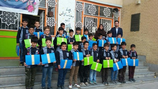 هفت هزار بسته آموزشی بین دانش آموزان مناطق محروم ایلام توزیع شد