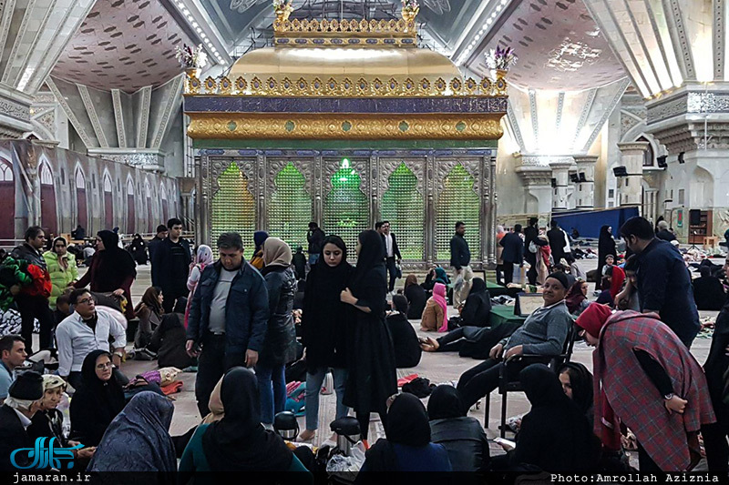 برخی از مردم تهران شب یلدا را در پی زلزله در کنار حرم امام(س) گذراندند