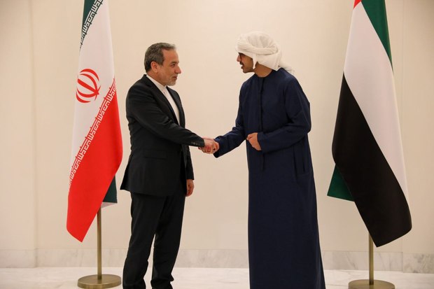 عراقچی در ابوظبی با وزیر خارجه امارات گفت و گو کرد