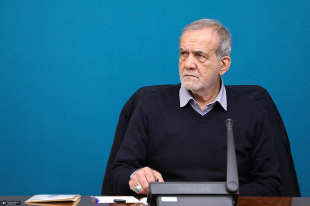 یک استاد دانشگاه به پزشکیان: کاش بودجه صداوسیما را 50 درصد کم می‌کردید / تیم قبل از شما، یک تیم دسته دو بود که بنابر ملاحظاتی وارد لیگ برتر شده بود؛ الان هافبک و دفاع و دروازه‌بان شما، از رزرو‌های تیم قبل هستند + فیلم