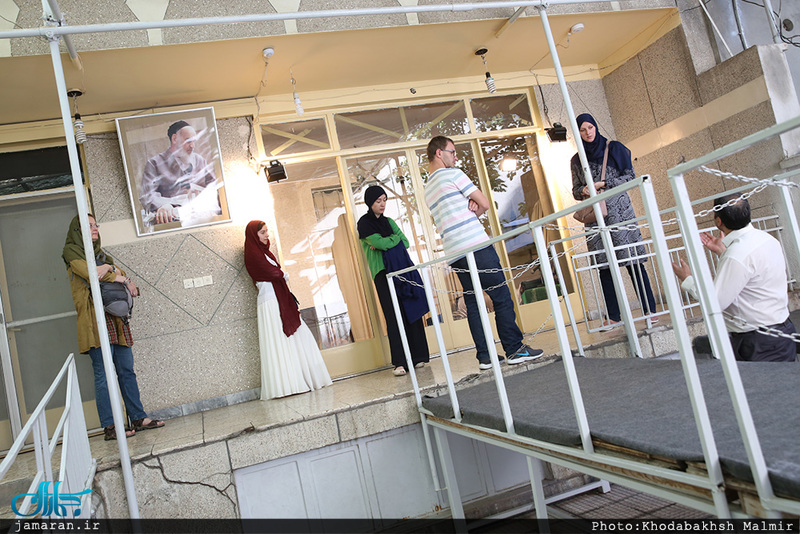 بازدید جمعی از شخصیتهای اجتماعی و فرهنگی کشورهای بوسنی و مقدونیه از بیت امام در جماران