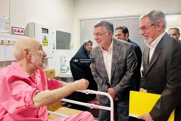 توضیح در مورد رنگ لباس بستری سید محمد خاتمی + عکس و فیلم