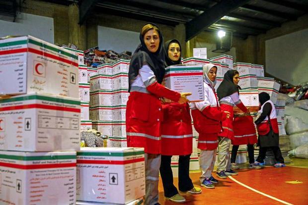 100 بانوی امدادگر به سیل زدگان خوزستان خدمت رسانی می کنند