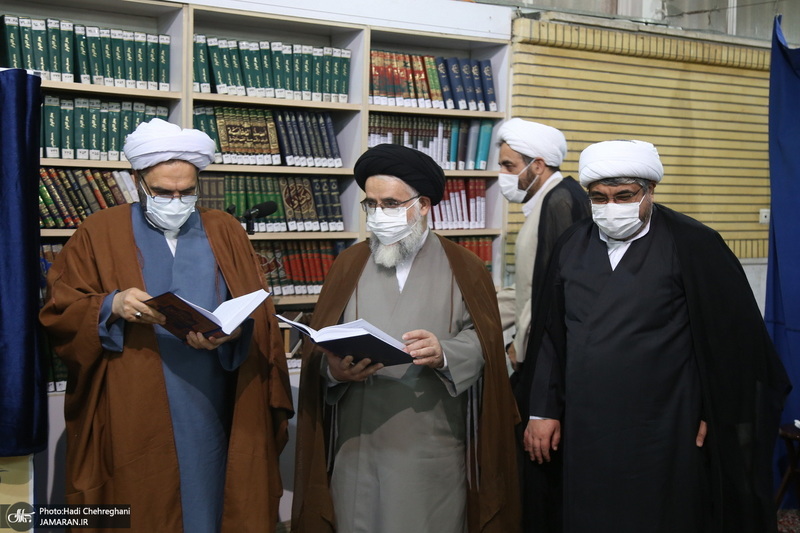 رونمایی از کتاب های «المکاسب المحرمه» و«ملحق العروه الوثقی» تالیف آیت الله العظمی صانعی(ره)