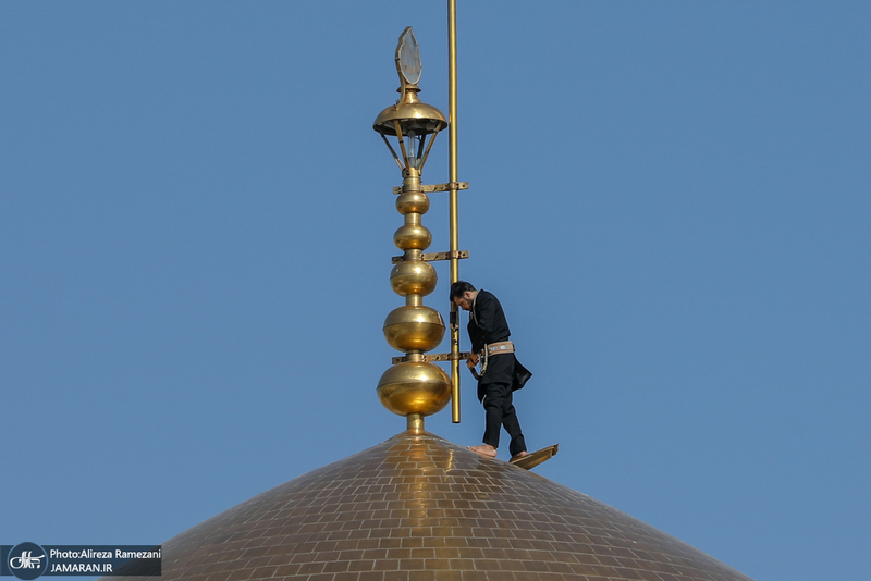 تعويض پرچم گنبد امام رضا (ع)