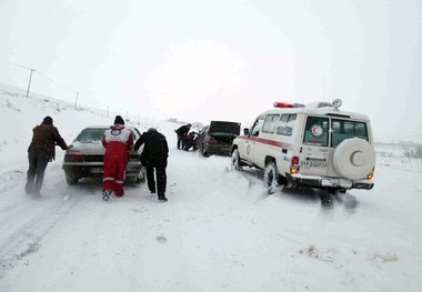 نجات 5 نفر در میان برف و کولاک توسط امدادگران کوهرنگی