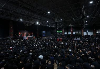 «آه ما ماندیم و آقا پرکشید...» روضه خوانی محمود کریمی در شب عاشورا در جوار قتلگاه رهبر شهید انقلاب