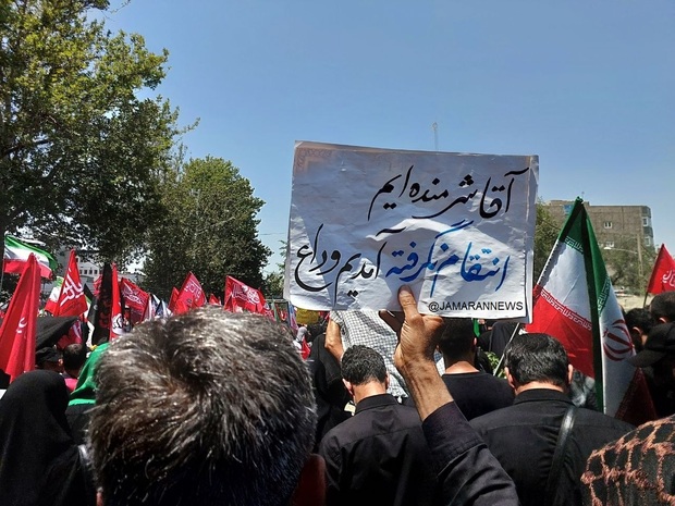 دست‌نوشته‌های مردم‌ در مراسم تشییع رهبر شهید با شعارهای انتقامی + عکس