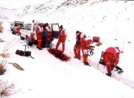 امدادگران هلال احمر بانه سه نفر گرفتار در برف و کولاک را نجات دادند