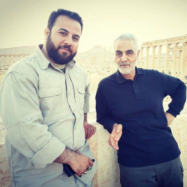خبرنگار صدا و سیما در کنار سردار سلیمانی در کنار آثار باستانی سوریه + تصویر