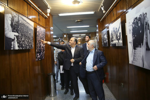 بازدید علی دارابی، معاون میراث فرهنگی از بیت امام خمینی (س) از جماران