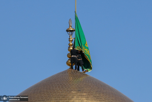 تعويض پرچم گنبد امام رضا (ع)