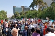 تجمع خانواده‌‌های اعضای گرفتار شده در گروهک منافقین در مقابل سفارت ترکیه + تصاویر