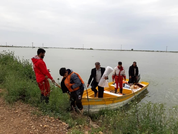 انتقال ۱۲۳ نفر به نقاط امن توسط امدادگران هلال احمر اهواز در منطقه بامدژِ اهواز