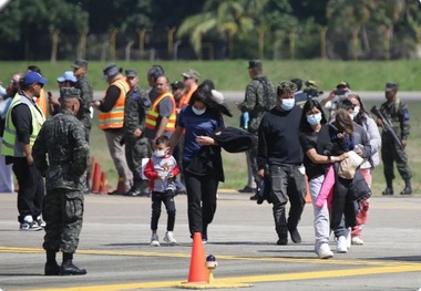 توافقات مخفی  آمریکا منجر به تبعید ۲۵۰۰۰ مهاجر اخراجی به کشورهای بیگانه شده است