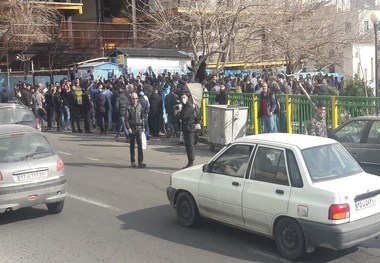 تجمع چندباره هواداران استقلال مقابل ساختمان باشگاه/ عکس
