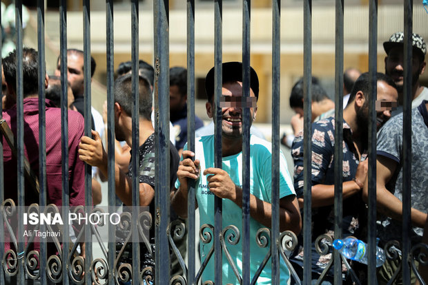 عکس| خنده های اراذل اوباش تهران پس از دستگیری توسط ناجا 