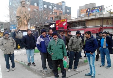 کارگران فصلی آبیک شرمنده خانواده‌هایشان هستند  یک روز کار می‌کنیم 4 ماه دنبال پولش می دویم