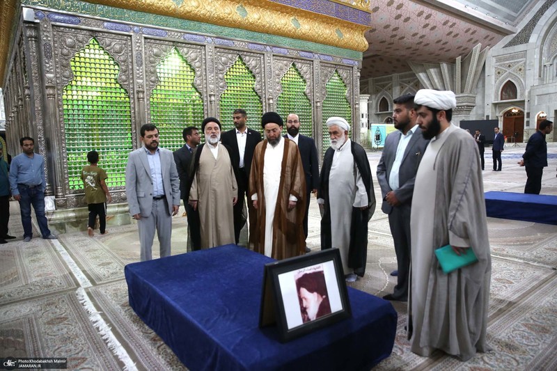 ادای احترام سید عمار حکیم به حضرت امام خمینی (س)